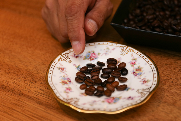 小さな未成熟の豆や、焙煎機にかけたときに傷がつき、焦げてしまったものが混ざっているコーヒー豆。