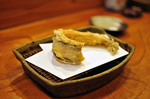 看板メニューの一つ「穴子の天ぷら」。絶妙な揚げ加減で、