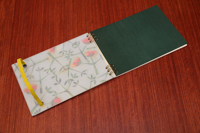 イタリア製のやわらかな牛革の表紙、裏はイラスト、B6横長の日記帳