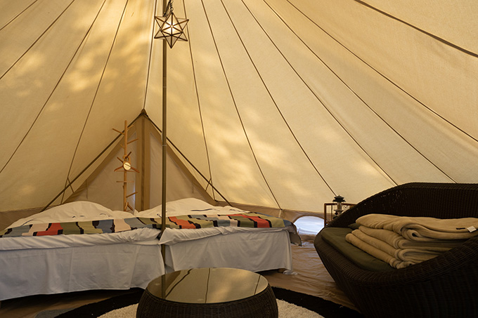テントの中はソファやベッドが完備した快適な空間