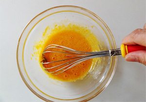 1.ボウルに卵黄、グラニュー糖を入れ、白っぽくなるまで混ぜる。