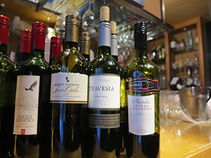 フランス・イタリア・チリのビオ・ワインを常時15種類以上取り揃えています（ボトル2,800円〜）。