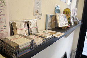 店内には、岩渕さんセレクトのアイテムも販売。店内で開かれるイベントに登場したミュージシャンのCDなども。