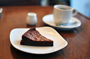 くどさがなく、しっとりした食感が特徴の「チョコレートケーキ」。ラム酒の香りをほのかに感じられます。