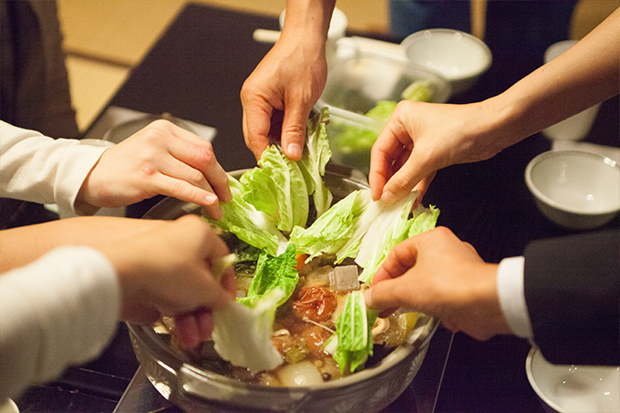 鍋奉行による「白菜投入〜」のかけ声とともに、テーブルを囲む皆で協同作業をします