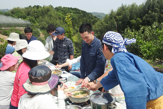 2016年の春に開催されたみかん果樹園でのアウトドア鍋の様子。