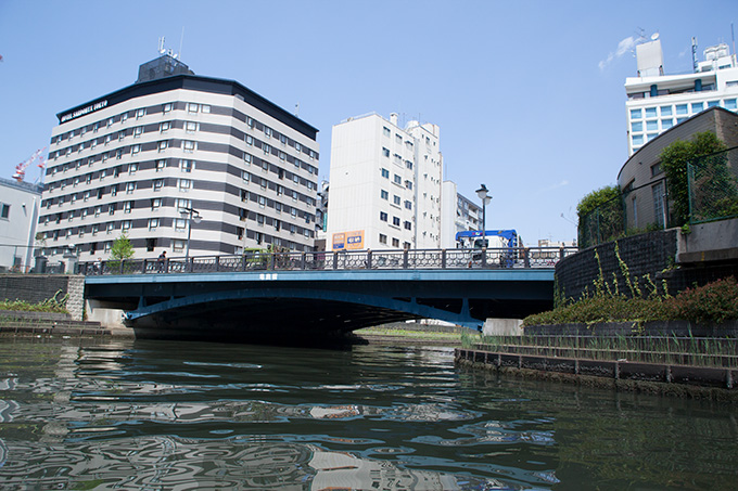 遠目では判別できませんが、橋の欄干は亀の甲羅をイメージしたデザインになっているそう。色合いからして、まさに「亀」。