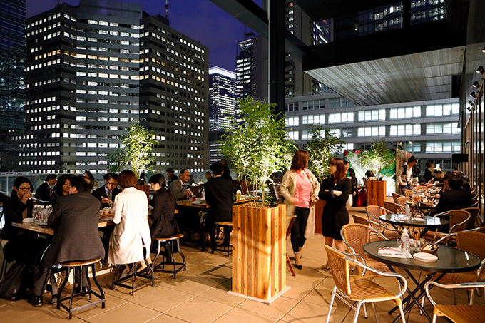 東京駅周辺の高層ビル群を眺めながら呑むビールの味わいは都会ならでは醍醐味