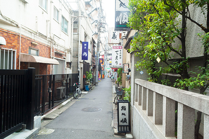 路地に立ち並ぶ小料理屋