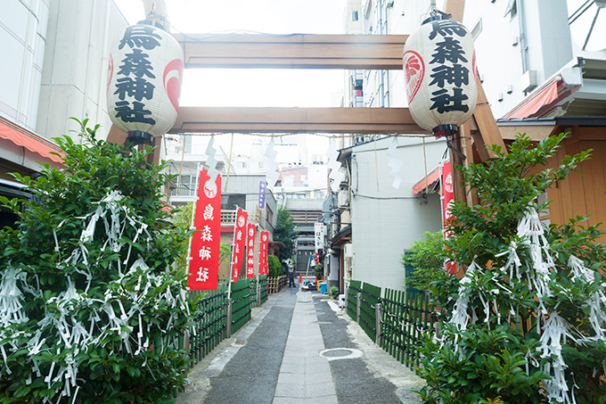 参道の両側に立ち並ぶ飲み屋