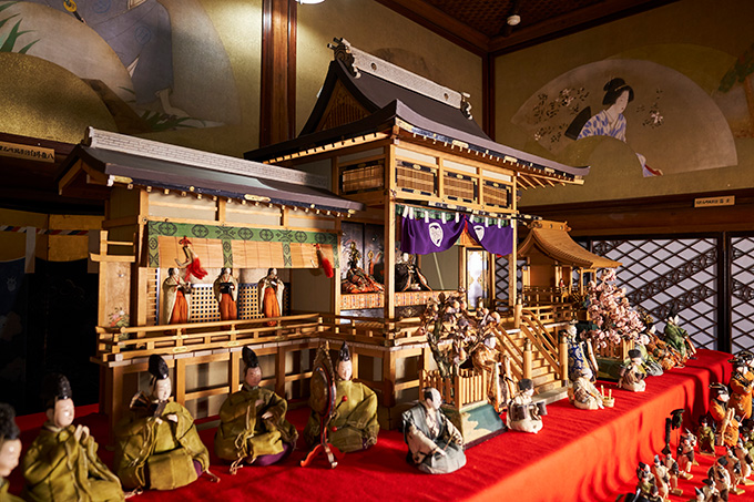 飛騨高山の旧家に伝わる、嫁入り道具として何世代にもわたって蓄積されてきたお雛さまの展示