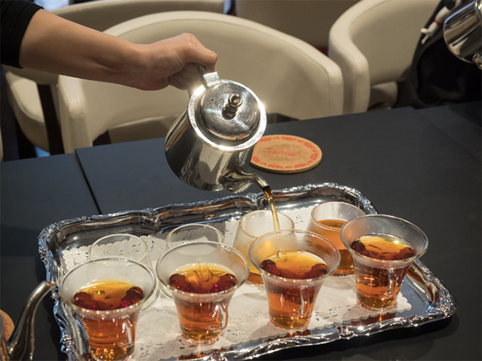 紅茶を入れた時の水色（すいしょく）も楽しむガラス製。産地の特性に合わせた専用のカップが用意されています。