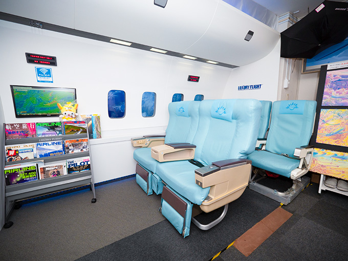 明るいブルーのシートが二列設置された待合スペース。