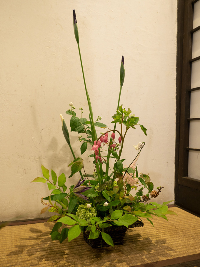 「司」オリジナルの野花アレンジメントの一例