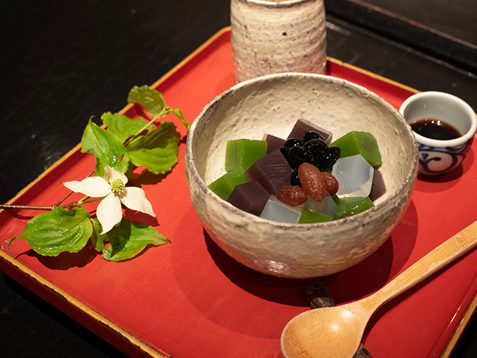 「茶房 野の花」ご自慢の黒豆抹茶みつまめ（税込1,100円）。添えられた花も持ち帰ることができます。