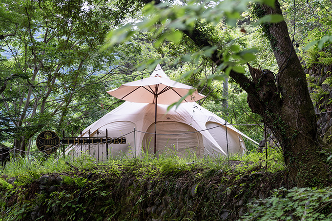 森のなかに設置されたイギリスのルータスベル社のテント。ちょっとレトロなムードのデザインと、屋内空間の大きさが魅力