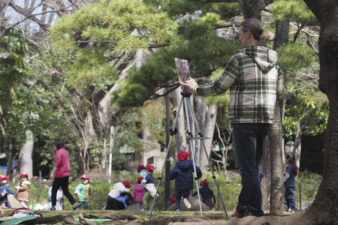 有栖川宮記念公園の木陰がいっぱいの広場で遊ぶ園児たち。都立中央図書館も園内にある